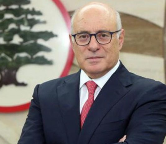 هل يتقاضى كميل ابو سليمان أتعابه بالدولار نقداً لقاء دفاعه عن المصارف؟